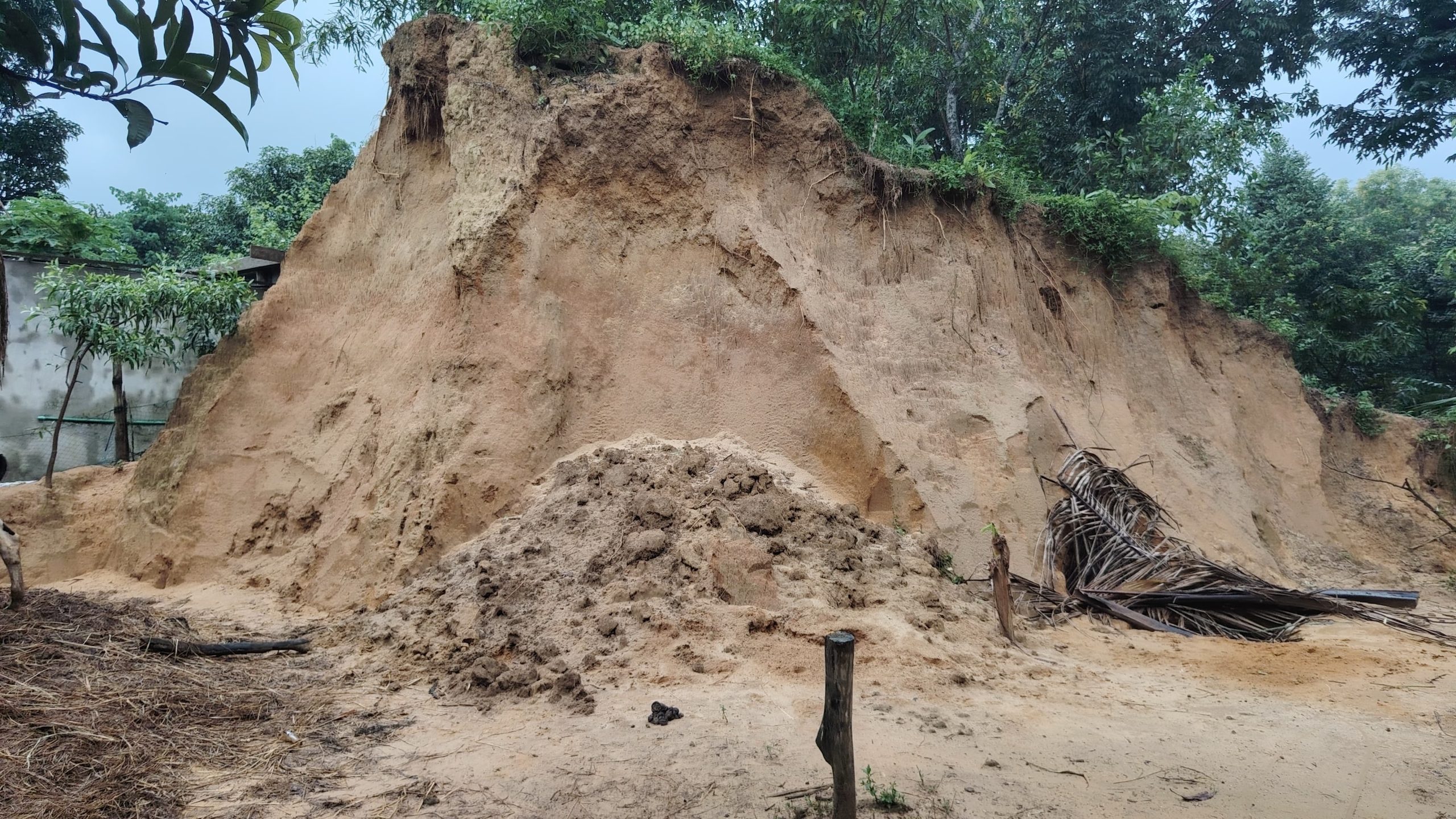 পাহাড় কেটে ড্রেন ভরাট: রোহিঙ্গা ক্যাম্পের বর্জ্য ও পানি নিষ্কাশনে বাধা