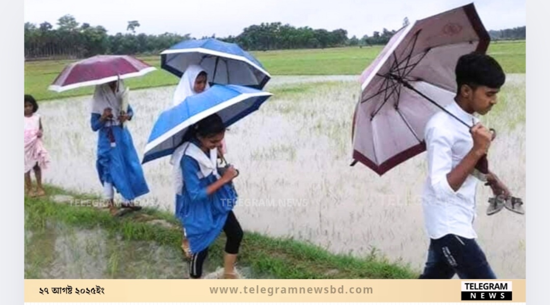 সড়কের অভাবে কাদা-পানি মাড়িয়ে স্কুলে যাচ্ছে শিক্ষার্থীরা