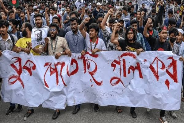 ক্যাম্পাস ছাড়া আন্দোলনকে রাজপথে ফিরিয়ে আনে প্রাইভেট বিশ্ববিদ্যালয়ের শিক্ষার্থীরা