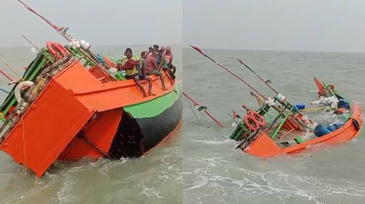 সাগরে ট্রলার ডুবে নিখোঁজ ৮ জেলে