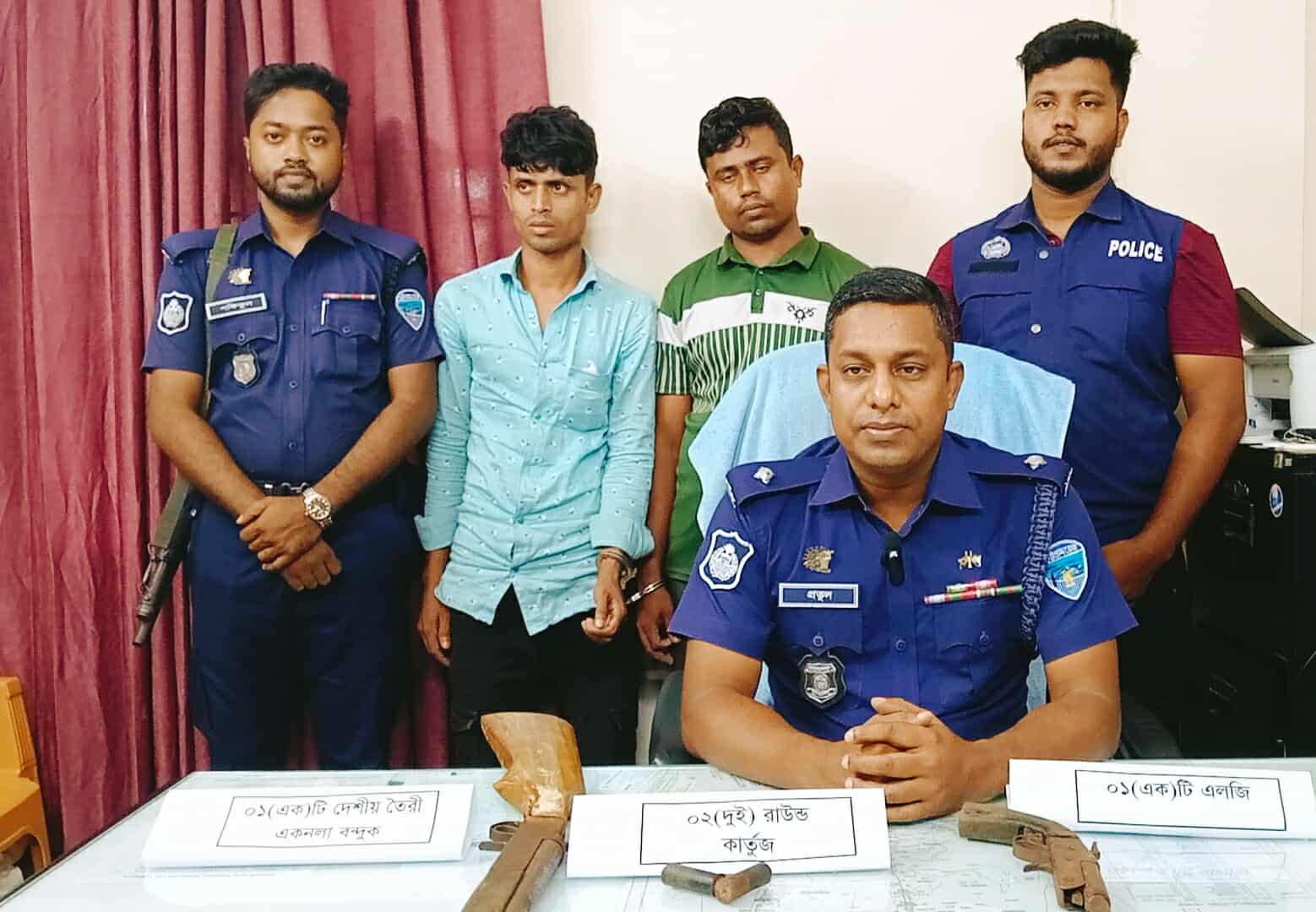 মহেশখালীতে অস্ত্রহাতে ভাইরাল আনছার ডাকাত আটক, অস্ত্র, গুলি উদ্ধার