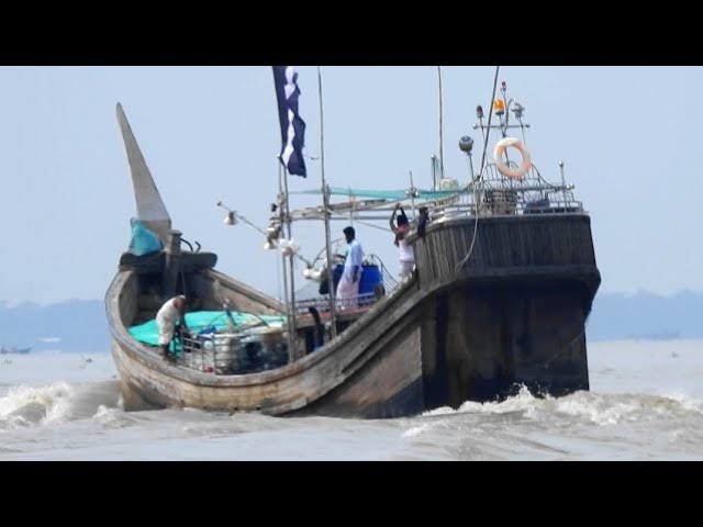 তিনটি ফিশিং বোটসহ ১৮ জেলেকে তুলে নিলো আরাকান আর্মি