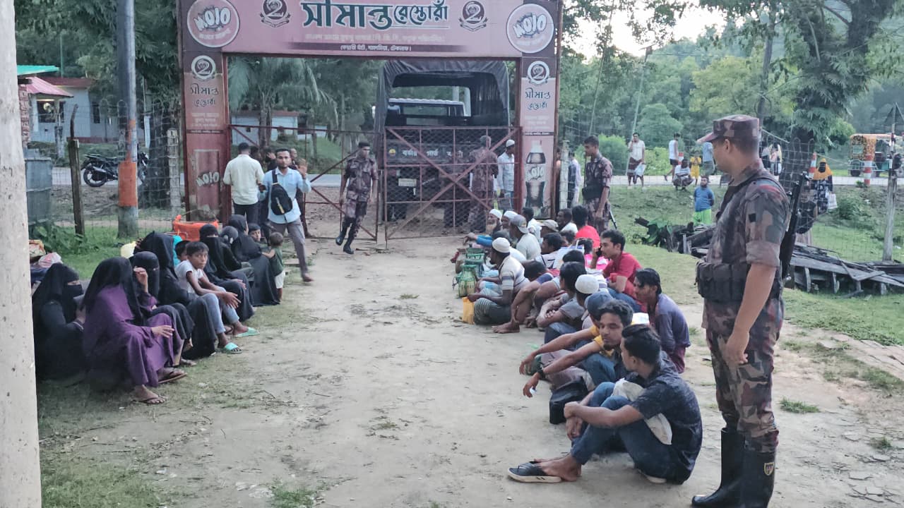 উখিয়া-টেকনাফে ১৭০ রোহিঙ্গা আটক, মাঝিদের জিম্মায় হস্তান্তর