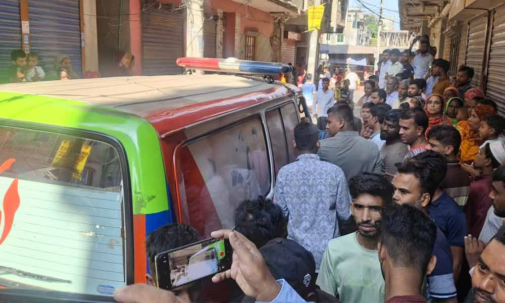 মায়ের গলাকাটা মরদেহের পাশেই পড়ে ছিল আহত বাবা, মেয়ে পুলিশ হেফাজতে