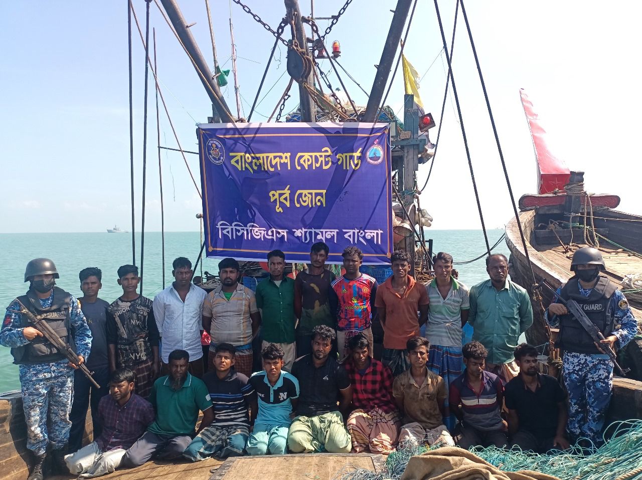 সেন্টমার্টিনে কোস্ট গার্ডের অভিযানে ১ টি অবৈধ আর্টিসনাল ট্রলিং বোট ও থাই জালসহ ১৯ জন আটক