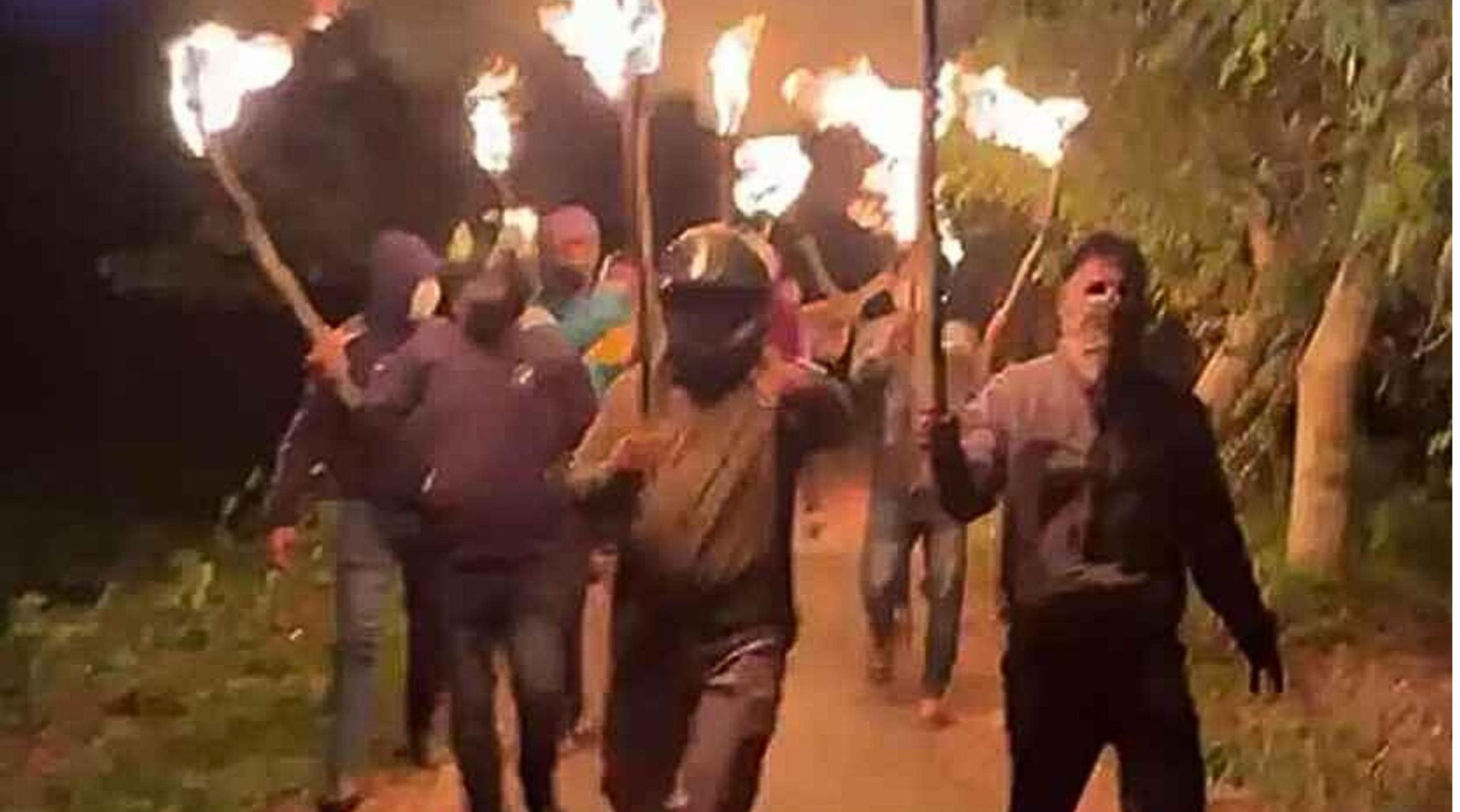 গভীর রাতে নির্জন রাস্তায় হেলমেট পরে ১০ ছাত্রলীগ কর্মীর মিছিল