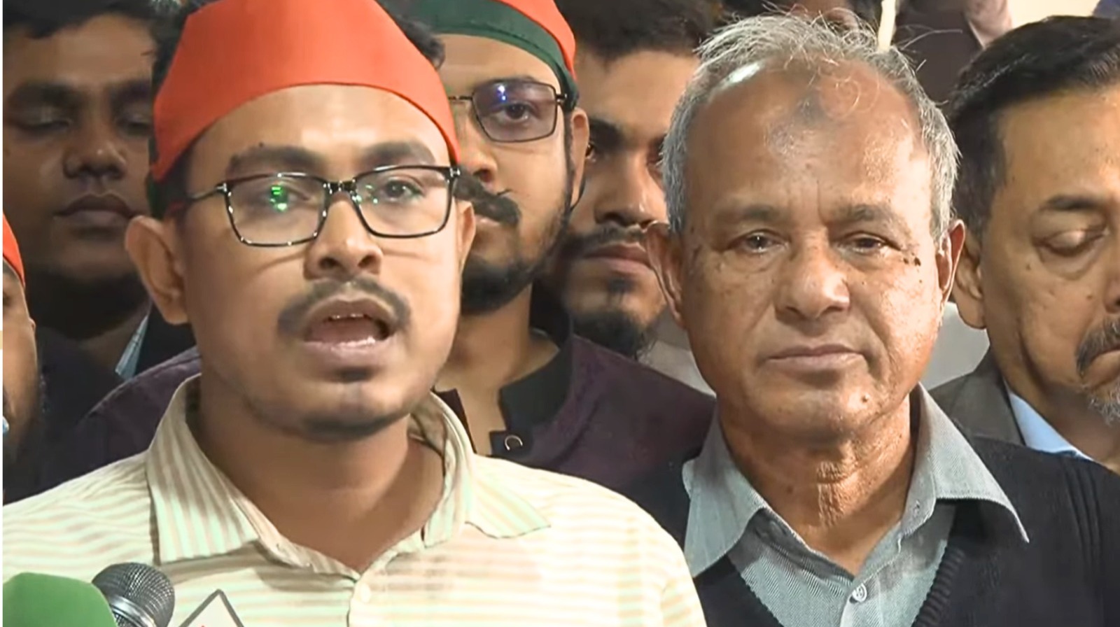 পাশে দাঁড়িয়ে স্বরাষ্ট্র উপদেষ্টার পদত্যাগ চাইলেন সাদিক কায়েম