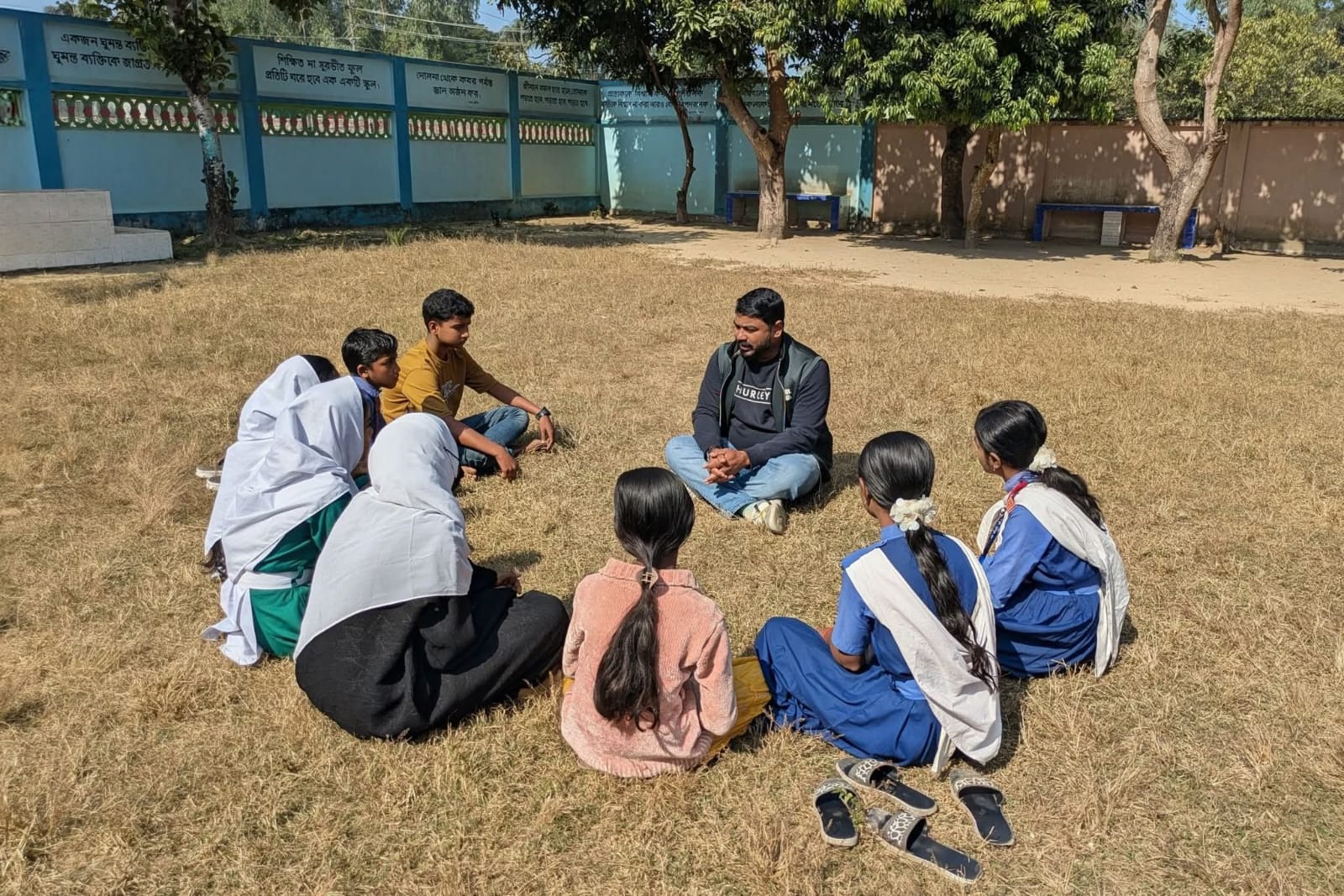 খুরুশকুলে হতদরিদ্র শিক্ষার্থীদের ভর্তির উদ্যোগ নুরুল আমিনের