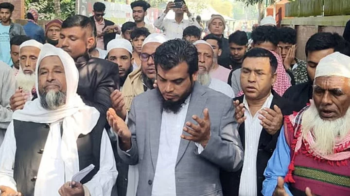 শেখ মুজিবের কবর জিয়ারত করে প্রচারণা শুরু করলেন বিএনপির ‘বিদ্রোহী’ প্রার্থী