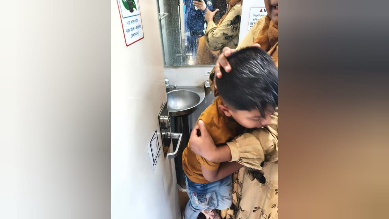 কক্সবাজারগামী পর্যটক এক্সপ্রেসে পাথর নিক্ষেপ, আহত ৯ বছরের শিশু