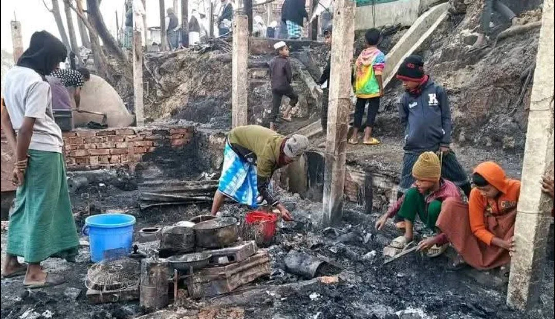 মধ্যরাতের আগুনে পুড়ে ছাই রোহিঙ্গা ক্যাম্পের সাড়ে চারশ ঘর