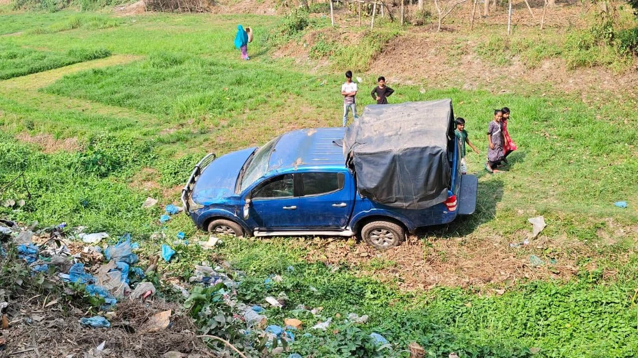 প্রতিমন্ত্রী জোনায়েদ সাকিকে সালাম দিতে যাওয়ার পথে পুলিশের গাড়ি খাদে