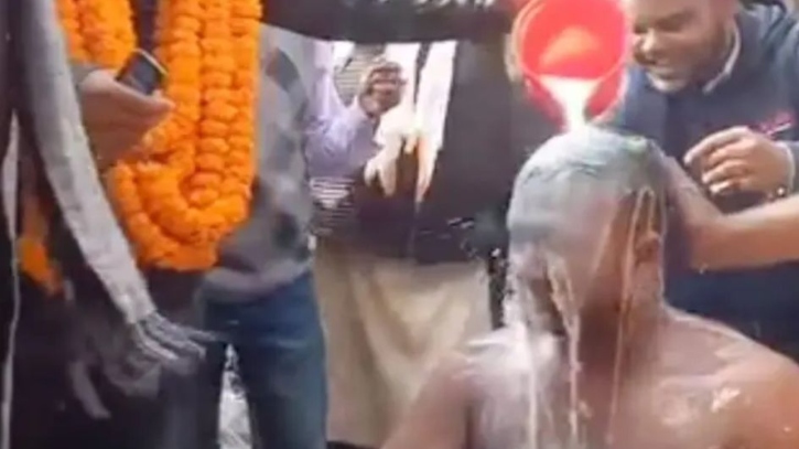 এবার দুধ দিয়ে গোসল করিয়ে আ. লীগ কর্মীকে দলে নিলেন বিএনপি প্রার্থী