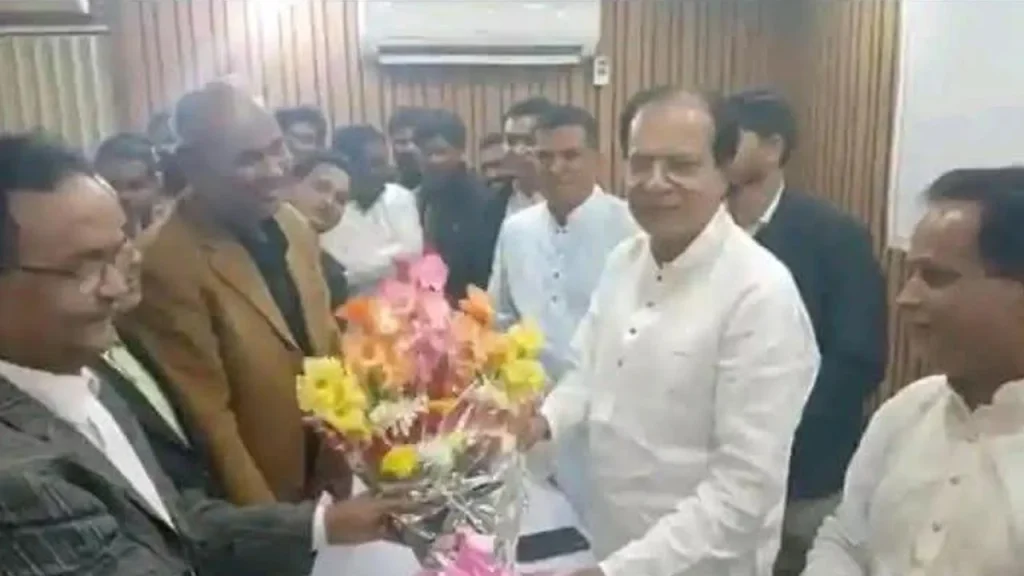 রাতের আঁধারে ত্রাণ মন্ত্রীকে আ.লীগের দুই নেতার ফুলেল শুভেচ্ছা