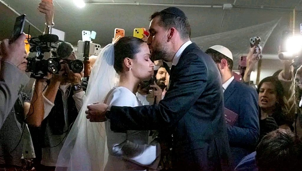 বোমা হামলার আশঙ্কায় মাটির নিচের বাঙ্কারে বিয়ের আয়োজন করলেন ইসরায়েলি যুগল