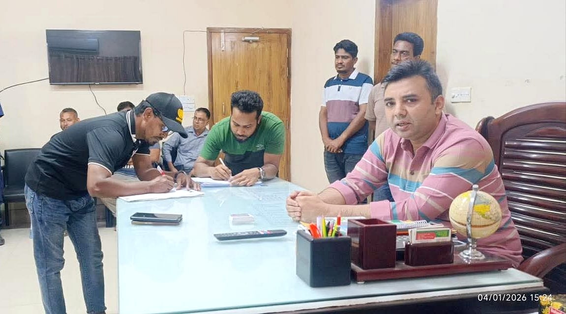 চান্দিনায় এসি ল্যান্ডের সঙ্গে বাগ্‌বিতণ্ডা, দুই সাংবাদিককে হাতকড়া পরিয়ে নেওয়া হলো থানায়