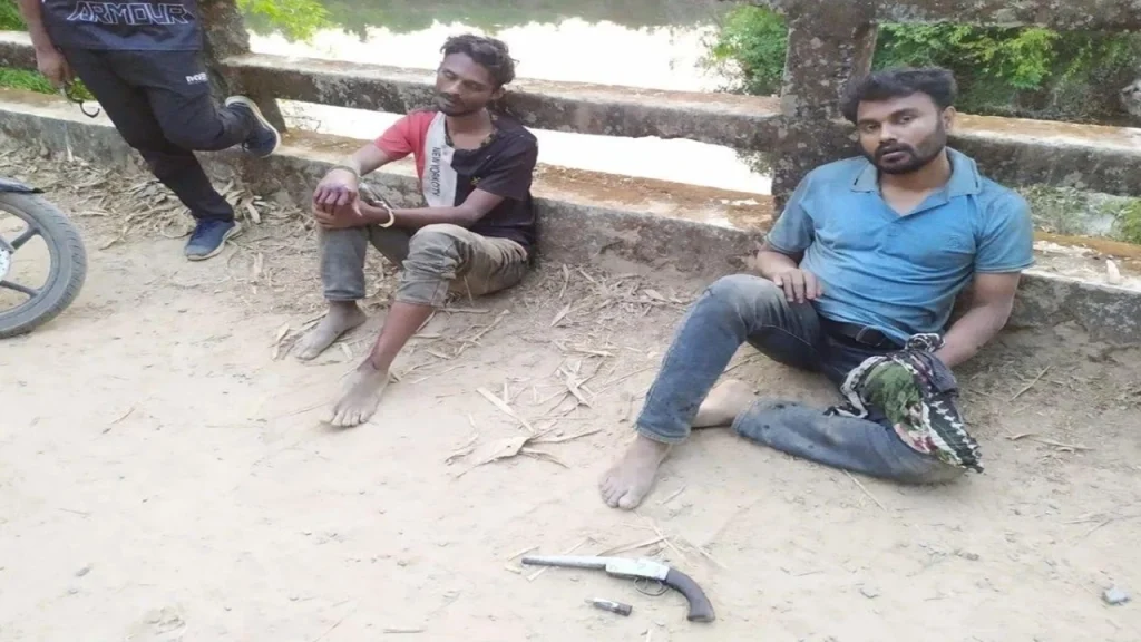 নাইক্ষ্যংছড়িতে অস্ত্র ও গুলিসহ দুই যুবক আটক