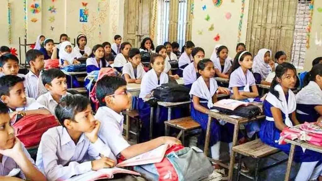 শিক্ষাপ্রতিষ্ঠানে কমে যাচ্ছে সাপ্তাহিক ছুটি