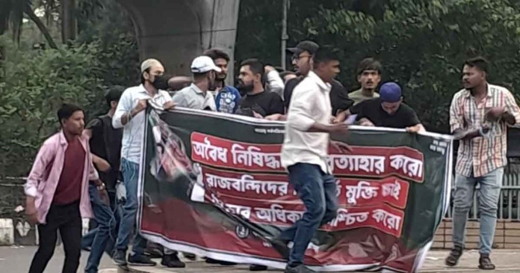 টিএসসিতে নিষিদ্ধ ছাত্রলীগের ঝটিকা মিছিল, আটক ২