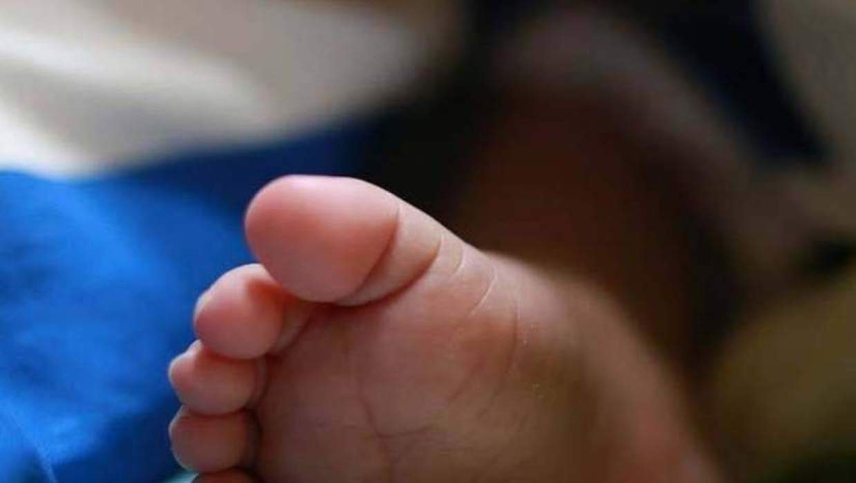 পুকুরে নবজাতকের গলাকাটা লাশ, মা আটক