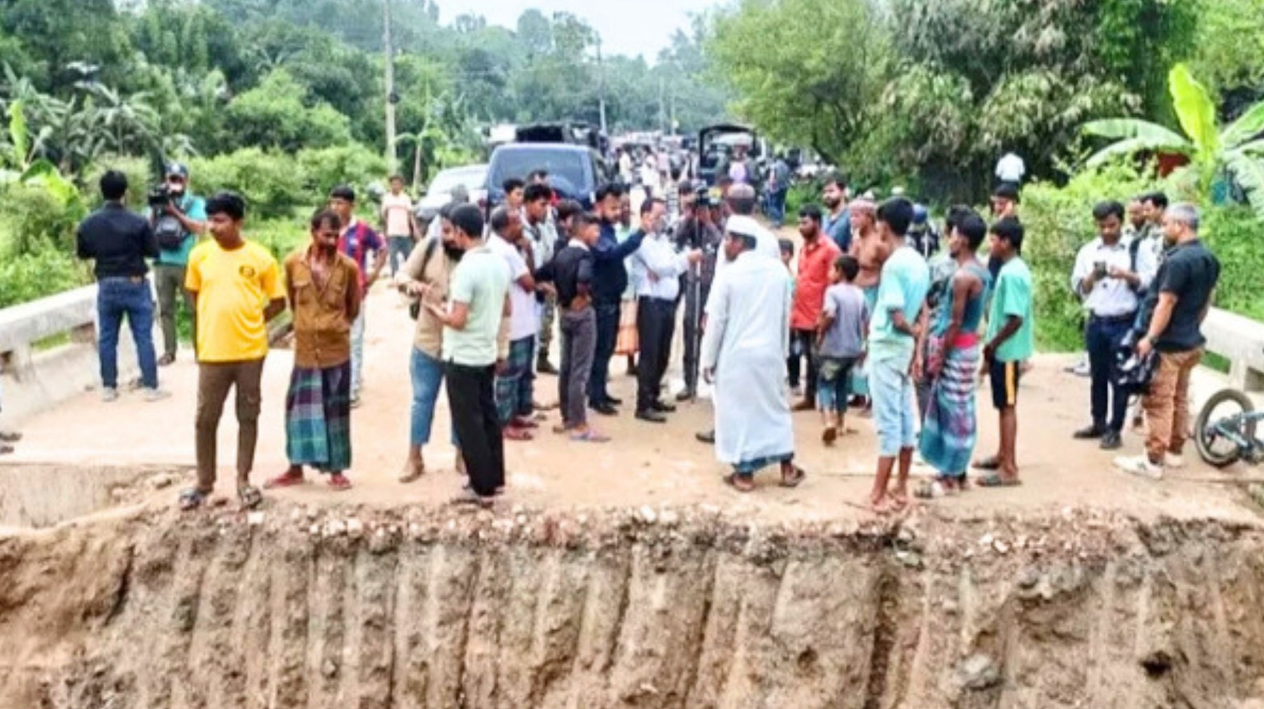 গভীর রাতে বুলডোজার দিয়ে র‍্যাব ক্যাম্পের দেয়াল গুঁড়িয়ে দিল সন্ত্রাসীরা, কেটে দেওয়া হলো রাস্তা