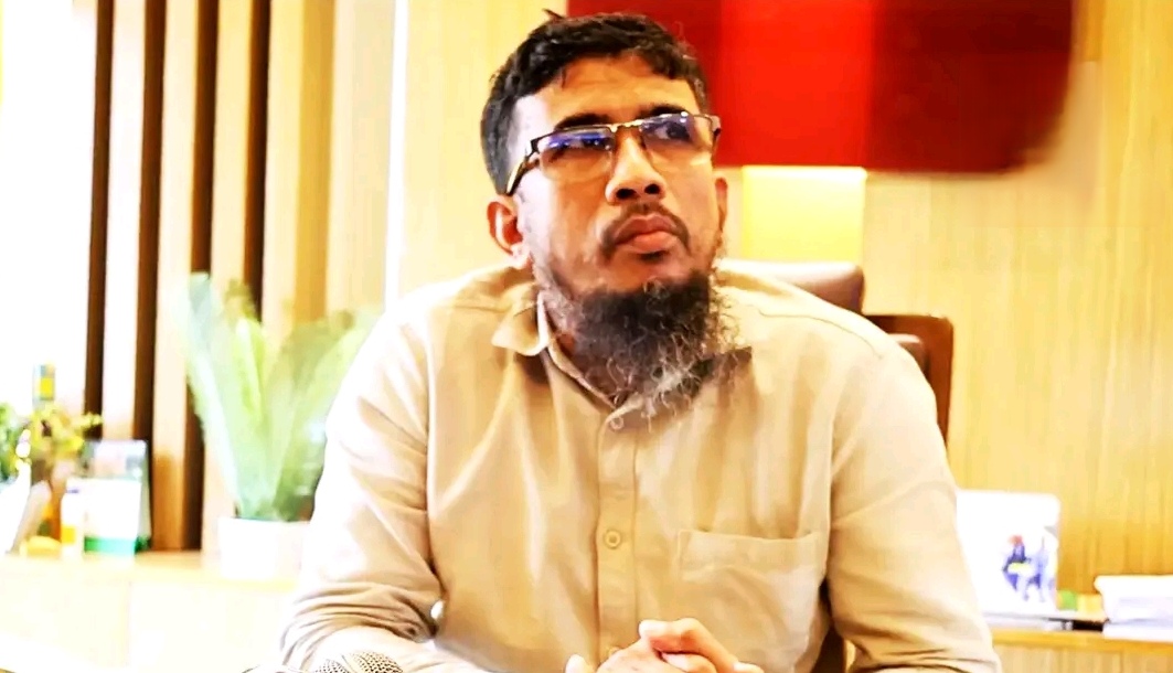 আবেদনকারীর মায়ের নামের বানান ভুল নিয়ে তর্কে জড়ানো সেই কর্মকর্তার বদলি।