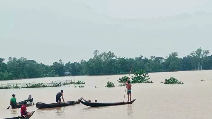 মেয়েদের নিয়ে আশ্রয়ে যাচ্ছিলেন বাবা, নৌকা উল্টে ভেসে গেল ২ মেয়ে