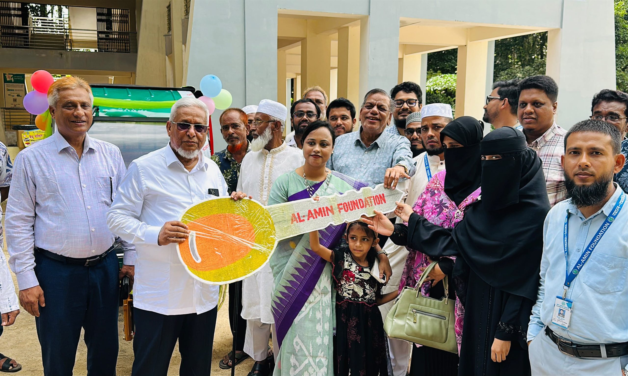 একটি এতিম শিশু পরিবারকে আল-আমিন ফাউন্ডেশনের মিনি টমটম প্রদান
