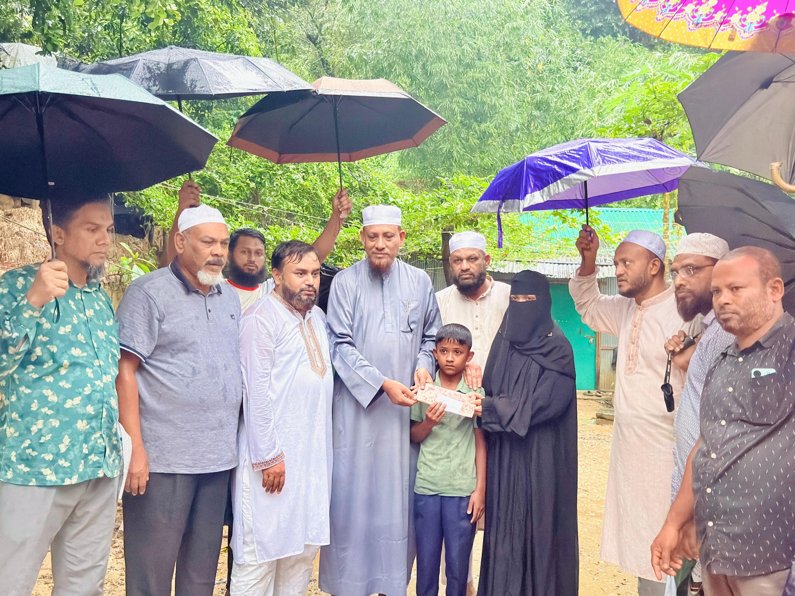 আর্থিক সহযোগিতা নিয়ে পাহাড় ধসে ক্ষতিগ্রস্ত পরিবারের পাশে দাঁড়ালো কক্সবাজার জেলা জামায়াত