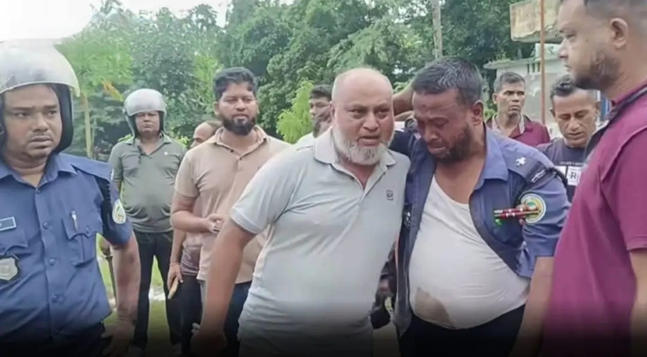 ছয় পুলিশকে পিটিয়ে আহত করলেন আসামির স্বজনরা, এ সময় পুলিশকে কাঁদতে দেখা যায়