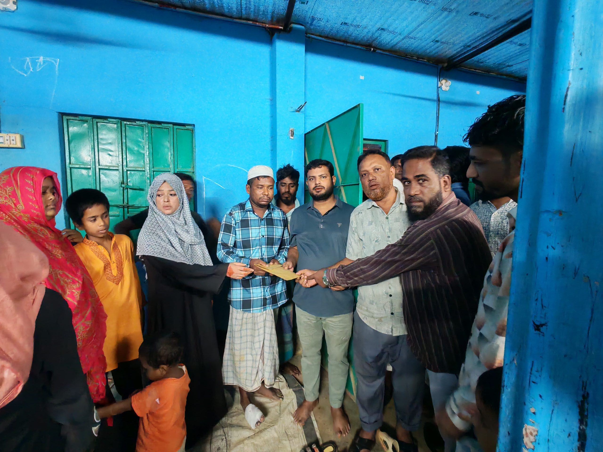 <span>দুর্গত মানুষের পাশে ঝিলংজা ইউপি চেয়ারম্যান পদপ্রার্থী এম. রাশেদুল করিম রাশেদ / </span>পাহাড়ধসে নিহত রোজিনা আক্তারের পরিবারকে আর্থিক সহায়তা, আশ্রয়কেন্দ্রে খাদ্য বিতরণ