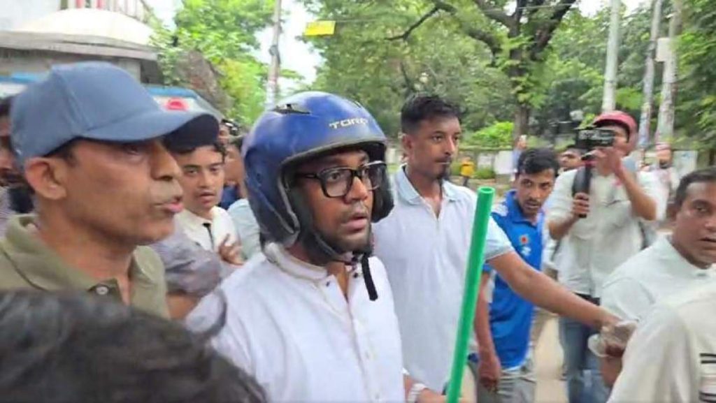 মাথায় হেলমেট, পাইপ হাতে ঢাকা আলিয়ার সামনে যুবদলের নয়ন