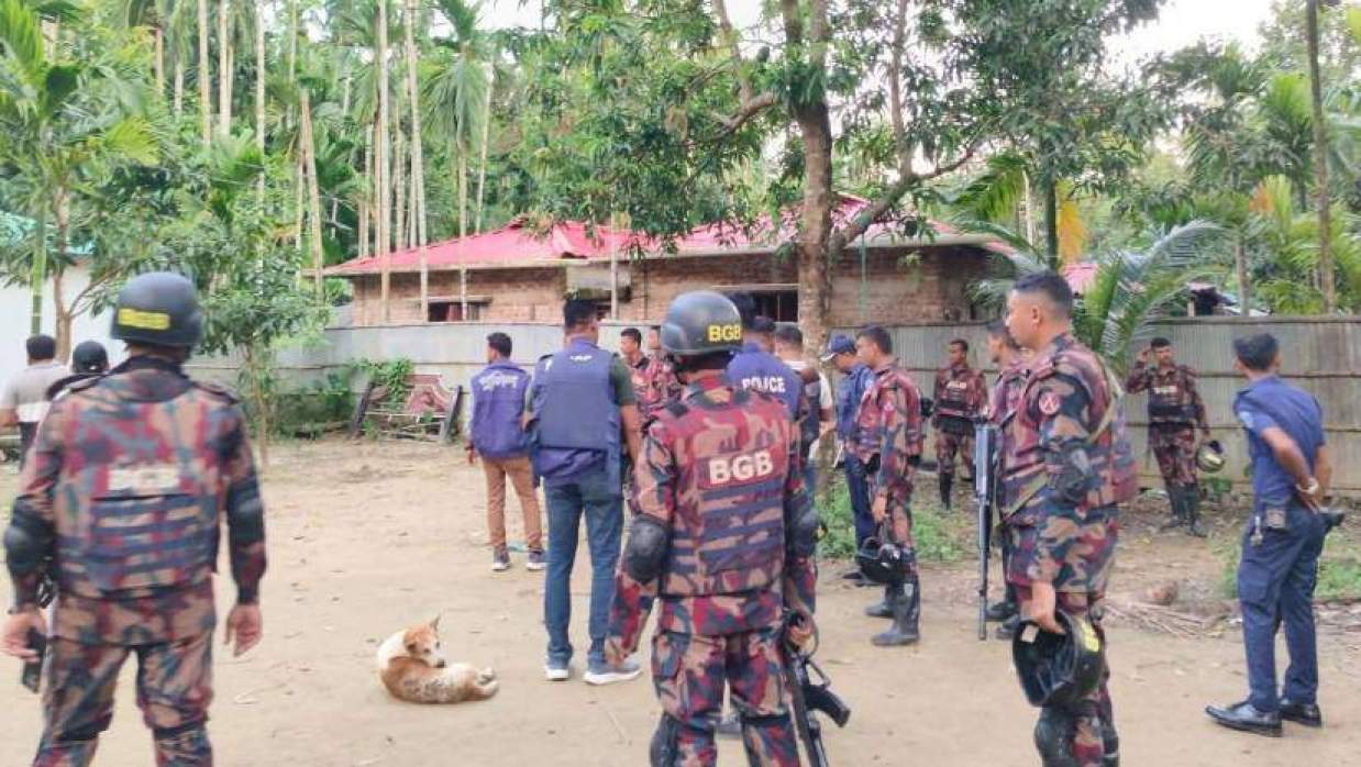 টেকনাফে মানব পাচারকারীদের ২০ আস্তানা গুঁড়িয়ে দিল পুলিশ-বিজিবি, গ্রেপ্তার ২