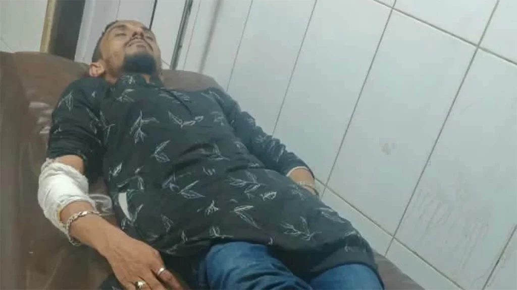 ‘ফেসবুকে মন্তব্যের জেরে’ বাসায় গিয়ে ছাত্রদল নেতাকে পেটাল ছাত্রলীগ নেতা